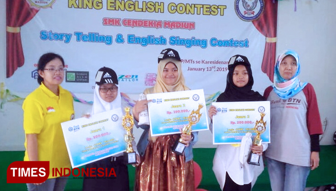 Manohara Diwasasri (dua dari kiri) Peraih Juara Story Telling SMK Cendekia Madiun (Foto : Nurul For TIMES Indonesia)