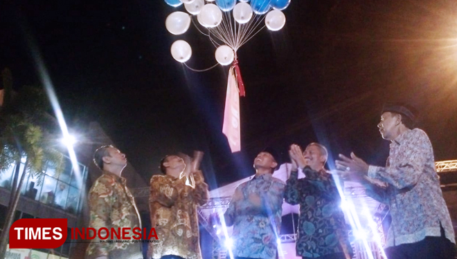 Wali Kota Madiun Sugeng Rismiyanto bersama Sekda Rusdiyanto dan Kepala Diskominfo Subakri melepas balon saat puncak perayaan ulang tahun ke-14 LPPL Radio Suara Madiun. (FOTO: Pamula Yohar. C/Times Indonesia)