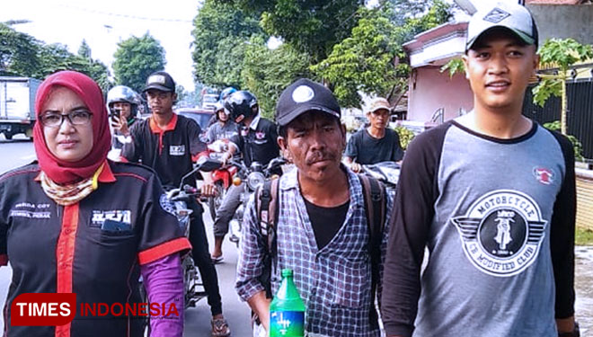Amiruddin (tengah) didampingi para relawan saat berjalan kaki dari Sumatra Utara menuju Banyuwangi (Dok. TIMES Indonesia)