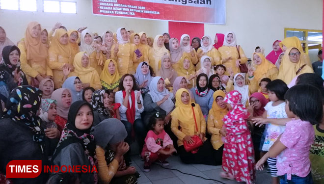 Anggota Komisi XI DPR RI, Indah Kurniawati mensosialisasikan pentingnya pendidikan 4 pilar kebangsaan kepada ratusan murid Pendidikan Anak Usia Dini (Paud) dikawasan Kecamatan Prambon, Sidoarjo. (Foto: Rudy/TIMES Indonesia)