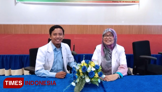 dr. Kornelis Aribowo (sebelah kiri). (FOTO: dr. Kornelis for TIMES Indonesia)