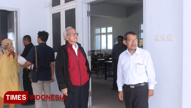 Ketua YPPIWM (Prof. H.A. Mukhtie Fadjar,SH.MS.,), baju merah bersama Rektor UWG (Prof. Dr. Ir. H. Iwan Nugroho, MS.) saat meninjau ruangan di Gedung Laboratoria Terpadu. (FOTO: AJP/TIMES Indonesia)