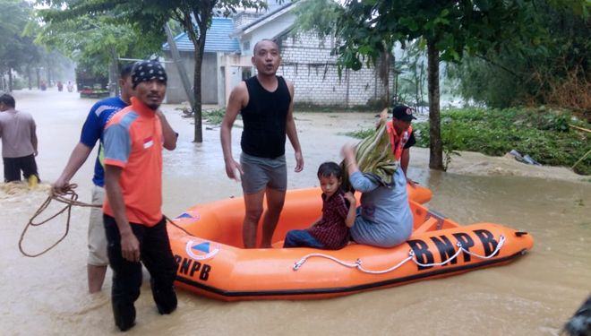 Petugas BPBD mengevakuasi warga Perumahan Graha Indah Paciran Lamongan yang terdampak banjir, Senin (28/1/2019). (FOTO: Istimewa)