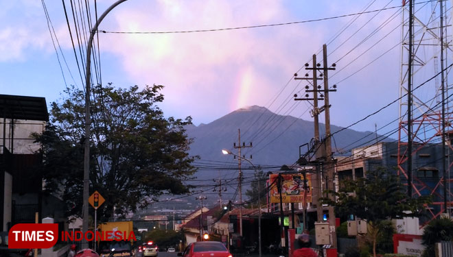 Fenomena Alam, Gunung Arjuno 'Semburkan' Pelangi | TIMES ...