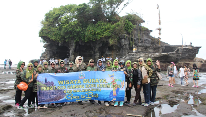 Persit KCK Cabang XXXII Kabupaten Malang-Kota Batu yang dipimpin Ny. Dewi Ferry Muzawwad dalam kegiatannya selama di Balai. (FOTO: Istimewa)