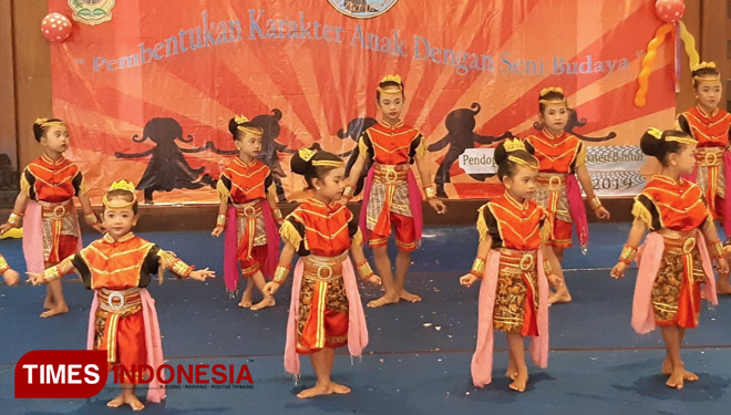 Para peserta ketika mementaskan tarian. (FOTO: Fajar Rianto/TIMES Indonesia)