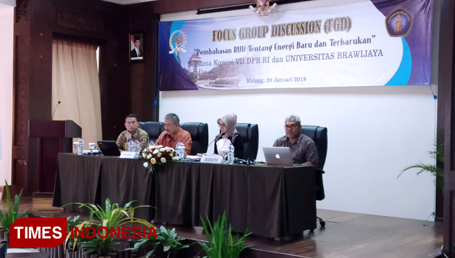 Diskusi RUU Energi Baru dan Terbarukan di UB. (FOTO: Imadudin M/TIMES Indonesia)