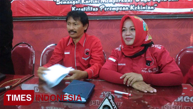 Ketua DPC PDIP Kota Probolinggo, Nasution (kiri) di kantor DPC (Foto: Dokumen/TIMES Indonesia)
