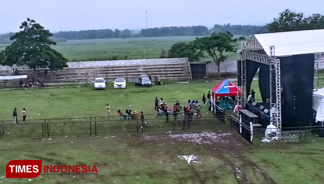 Kondisi rumput lapangan tampak rusak, sesaat setelah acara konser musik akan dimulai di Stadion Yosonegoro Magetan (FOTO: M Kilat Adinugroho/TIMES Indonesia)