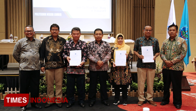Direktur Polije Dr. Ir. Nanang Dwi Wahyono, MM didampingi pada Wakil Direktur Seusai Penandatanganan Perjanjian Kinerja Berjenjang dengan Perwakilan Pimpinan Unit Kerja dalam Rapat Kerja 2019. (FOTO: Humas Polije for TIMES Indonesia)