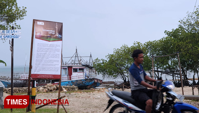 Salah satu media edukasi luar ruangan yang di pasang di sepanjang jalan di desa Tanjung, Saronggih, Sumenep. (FOTO: Ach. Qusyairi Nurullah/Times Indonesia)