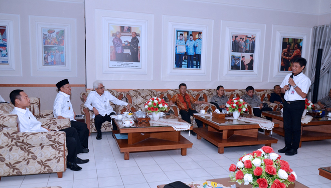 Deputi Pendayagunaan Teknologi Nuklir, Hendig Winarno, menjelaskan berbagai manfaat nuklir untuk sektor pertanian, di Goest House Pemkab Lamongan, Rabu (30/1/2019). (FOTO: Istimewa)