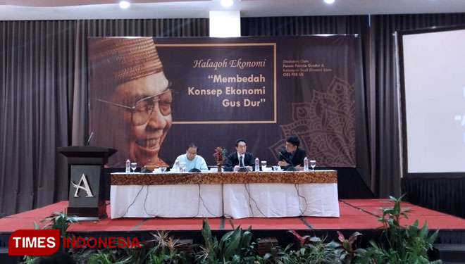 Guru Besar FEB UB, Sri Edi Swasono saat berfoto bersama dalam Halaqah Ekonomi FEB UB .(Foto: Imadudin M/TIMES Indonesia)