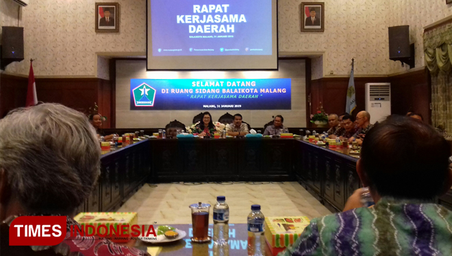 Pertemuan Pemkot Malang, Pemkab Malang dan Pemkot Batu di Ruang Sidang Balai Kota Malang. (FOTO: Nur Aini/TIMES Indonesia)