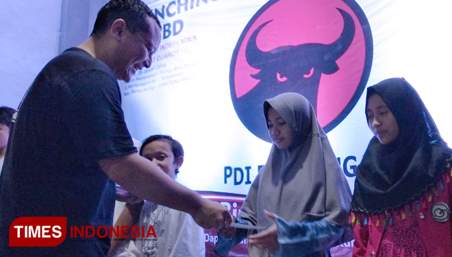 Banyu Biru Djarot Santuni Yatim Piatu dan Penyandang Difabel di Banyuwangi. (FOTO : Agung Sedana/ TIMES Indonesia)