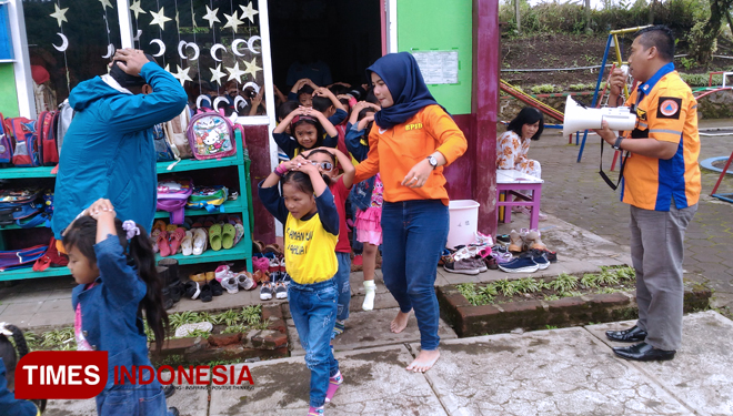 Anak-anak diberikan pengetahuan tentang kebencanaan. (FOTO: Muhammad Dhani Rahman/TIMES Indonesia)
