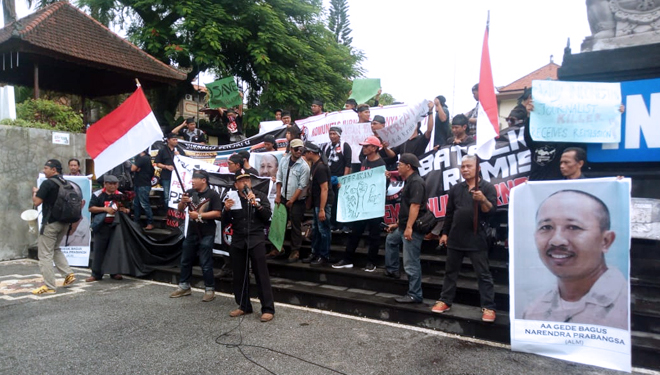 Puluhan wartawan yang tergabung di empat Kabupaten di Bali, menggelar aksi damai di depan Monumen Puputan, Kabupaten Klungkung, Bali, Kamis (31/1/2019).(FOTO: Istimewa)