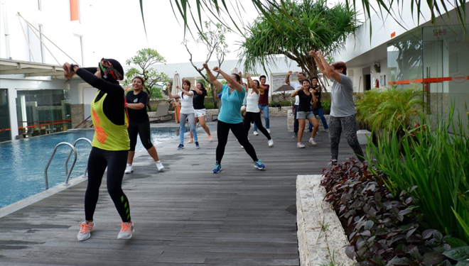 Healthy lifestyle, tak hanya diimplementasikan di makanan yang ada di hotel yang menjadi standard dari HARRIS Hotels namun bakal rutin menerapkannya di kegiatan olahraga sore seperti Zumba, Yoga