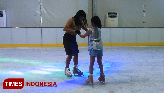 Wahana Ice Skating Tepi Pantai, Hadir di Discovery Shopping Mall Kuta