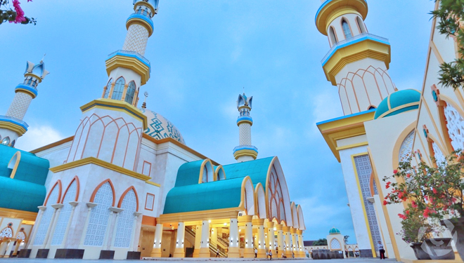 Islamic Center Mosque, Lombok Island. (PHOTO: coinaphoto.com)