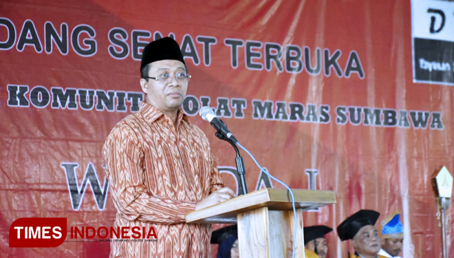 Gubernur NTB Zulkieflimansyah saat memberi kata sambutan dalam Sidang Senat Terbuka Wisuda AKOM, Wisuda I, di Aula Universitas Teknologi Sumbawa (UTS), Jumat (1/2/2019).(FOTO: Humas Pemprov NTB for TIMES Indonesia) 