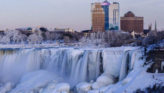 Air Terjun Niagara di Amerika Serikat yang membeku karena cuaca ekstrem suhu udara -31 derajat. (FOTO: Istimewa)