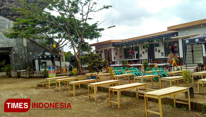 Salah satu bangunan di Stadion Yosonegoro Magetan yang beraling fungsi menjadi kafe (FOTO: M Kilat Adinugroho Syaifullah/TIMES Indonesia)