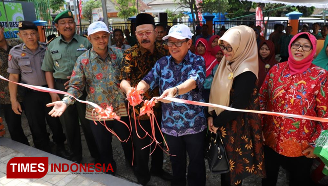 Noor Nahar Hussein saat melakukan pemotongan pita peresmian Kolam Renang Tirto Asri di Desa Rengel, Rengel Tuban Bumi Wali The Spirit Of Harmony Sabtu (02/02/2019) (Foto: Agus/Humas Pemkab Tuban For TIMESIndonesia)