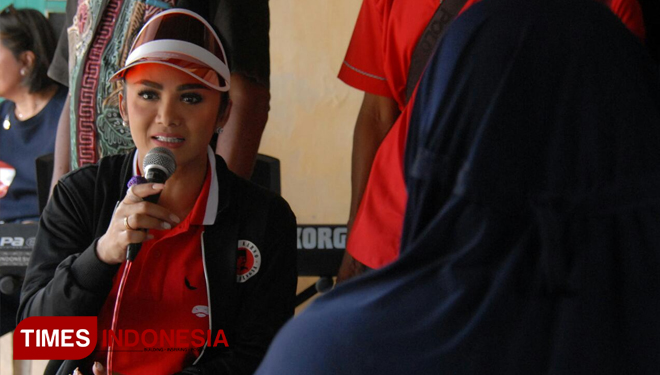 Krisdayanti saat mensosialisasikan tata cara pemilihan pada Pemilu 2019 kepada masyarakat Bululawang (Foto : Adhitya / TIMES Indonesia) 
