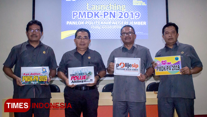 Direktur Polije Dr. Ir. Nanang Dwi Wahyono, MM Bersama para Wakil Direktur Melaunching Jalur PMDK-PN 2019 Panitia Lokal Polije. (FOTO: Istimewa)