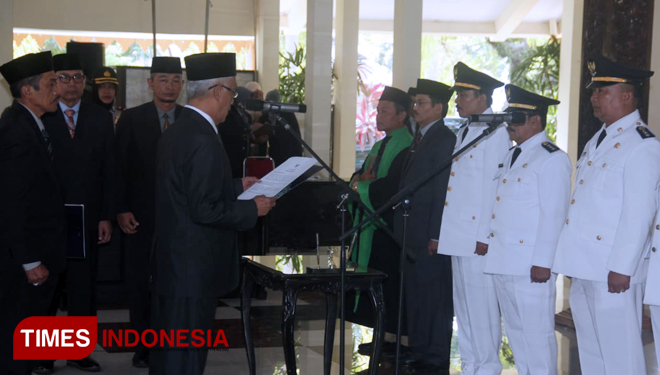 Bupati Bondowoso, Drs KH Salwa Arifin saat mengambil sumpah jabatan bagi pejabat yang dimutasi pada masa pemerintahannya (FOTO: Moh Bahri/TIMES Indonesia) 