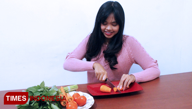 ILUSTRASI - Mengonsumsi Sayuran, diperankan oleh Monica dari Red Model Agency. (FOTO: Tria Adha/TIMES Indonesia)