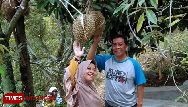 Pengunjung menikmati wisata di kebun durian di Kecamatan Kare, Kabupaten Madiun. (Foto: Ervan Marwantaka/ TIMES Indonesia)