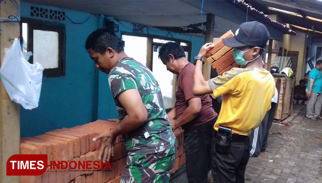 Kodim 0818 Malang-Batu Turut Merenovasi Rumah Korban Puting beliung. (FOTO: AJP/TIMES Indonesia)