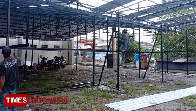 PKL Pasar Panggung membuat penutup atap untuk melindungi mereka saat berjualan nanti. (FOTO: Muhammad Dhani Rahman/TIMES Indonesia)