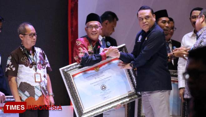 Bupati Bondowoso Drs KH Salwa Arifin saat menerima penghargaan SAKIP dengan predikat BB dari Men PAN RB di Hotel Golden Tulip Banjarmasin (FOTO: Humas for TIMES Indonesia) 