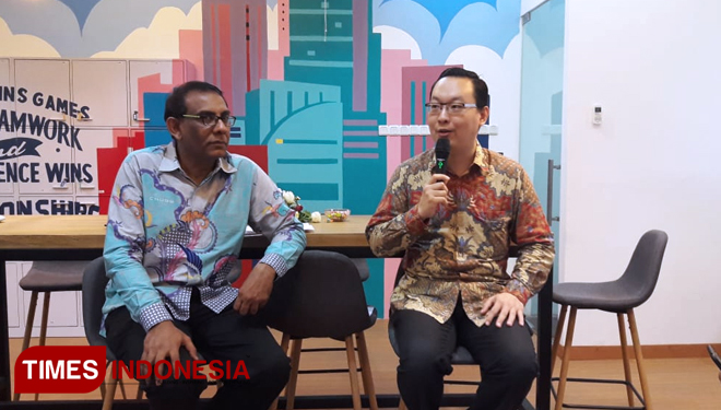 Bimal Balasingham (batik biru) (Presiden Direktur Chubb Life) yg coklat Kristianto Joe (Head Of Agency east region chubb life). (FOTO: Nadya/TIMES Indonesia)