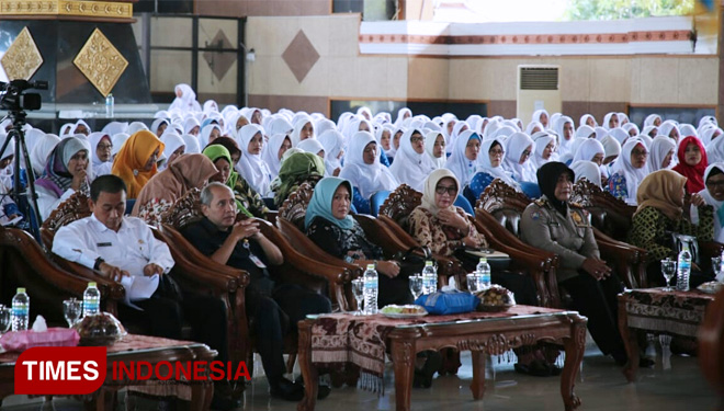 Guru Paud di Kabupaten Tuban Bumi Wali, The Spirit Of Harmony saat mengikuti Pelatihan Akbar Program Pendidikan Karakter bagi pendidik Paud di Pendopo Kridho Manunggal, Rabu (06/02/2019) (FOTO: Agus Humas Pemkab Tuban For TIMES Indonesia)