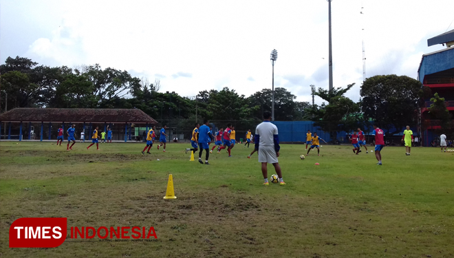 Para pemain Arema FC menggelar latihan di Stadion Gajayana sore ini. (foto: Intan Nurindar Wardani/TIMES Indonesia)