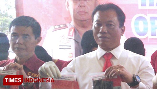 Kasat Reskoba AKP Asib SH (baju putih) saat menunjukan barang bukti yang berhasil diamankan oleh anggota Polres Bondowoso (FOTO: Moh Bahri/TIMES Indonesia)