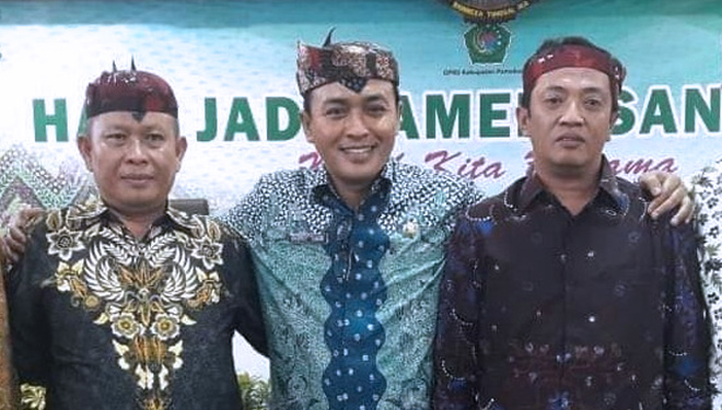 Samsuri (kanan) bersama dengan bupati Pamekasan Badrut Tamam. Samsuri curiga DD-ADD. (FOTO : Istimewa)