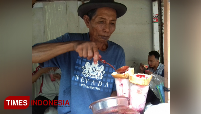 Pak Sutono saat membuat es Santan Lebah