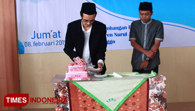 Direktur LPBA Pesantren Nurul Jadid, Muhammad Al-Fayyadl memotong kue ulang tahun. (FOTO: AJP/TIMES Indonesia)