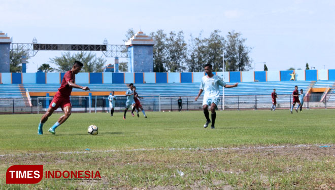 Salah satu aksi pemain Persela, Eky Taufik dalam laga uji coba melawan tim Porprov Lamongan, Sabtu (9/2/2019). (FOTO: MFA Rohmatillah/TIMES Indonesia)