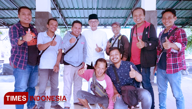 Bupati Ngawi Budi Sulistyono (berkopiyah) bersama para jurnalis Ngawi. (FOTO: Ardian Febri/TIMES Indonesia)