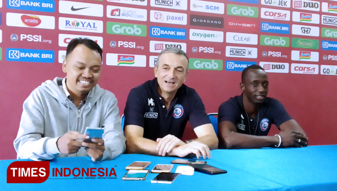Pelatih Arema FC, Milomir Seslija saat memberikan keterangan pers. (FOTO: Imadudin M/TIMES Indonesia)
