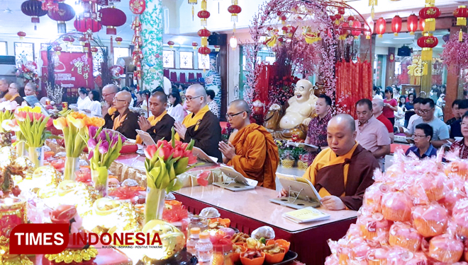 Suasana pelaksanaan upacara syukuran Kong Fo Cai Tian yang dihadiri sekitar 500 umat Buddha se-Jabodetabek di Wihara Ekayana Arama Jakarta, Sabtu (8/2/2019). (FOTO: Ivan Iskandaria/TIMES Indonesia)
