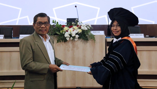 Prof Dr Dyah Aryani Perwitasari M.Si., Ph.D., Apt saat dikukuhkan sebagai Guru Besar Bidang Ilmu Farmasi (Farmakogenetik & Farmasi Klinik) pada Sidang Senat Terbuka di Kampus Utama UAD Jalan Ring Road Selatan, (9/2/2019). (FOTO: Humas UAD/TIMES Indonesia)