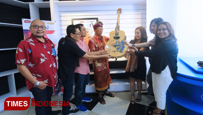 Peresmian kantor TIMES Indonesia Biro Bali, ditandai dengan peletakan gitar ukir karya I Wayan Tuges, di Berry Biz Hotel, Kuta, Kabupaten Badung. (FOTO: Tria Adha/TIMES Indonesia)