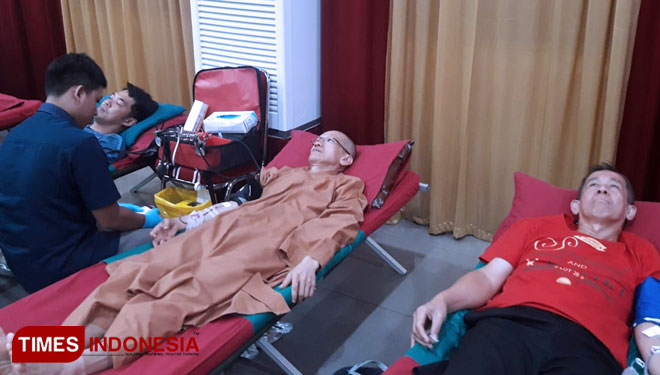 Anggota Sangha berpartisipasi kegiatan sosial donor darah yang digelar oleh Wihara Ekayana Arama bekerjasama dengan PMI DKI JAKARTA, Minggu (10/2). (FOTO:Ivan Iskandaria/TIMES Indonesia)